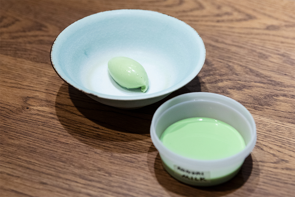 アオノリと牛乳を合わせて加熱したアオノリミルクとそのアイスクリーム。抹茶アイスも通じるおいしさ。