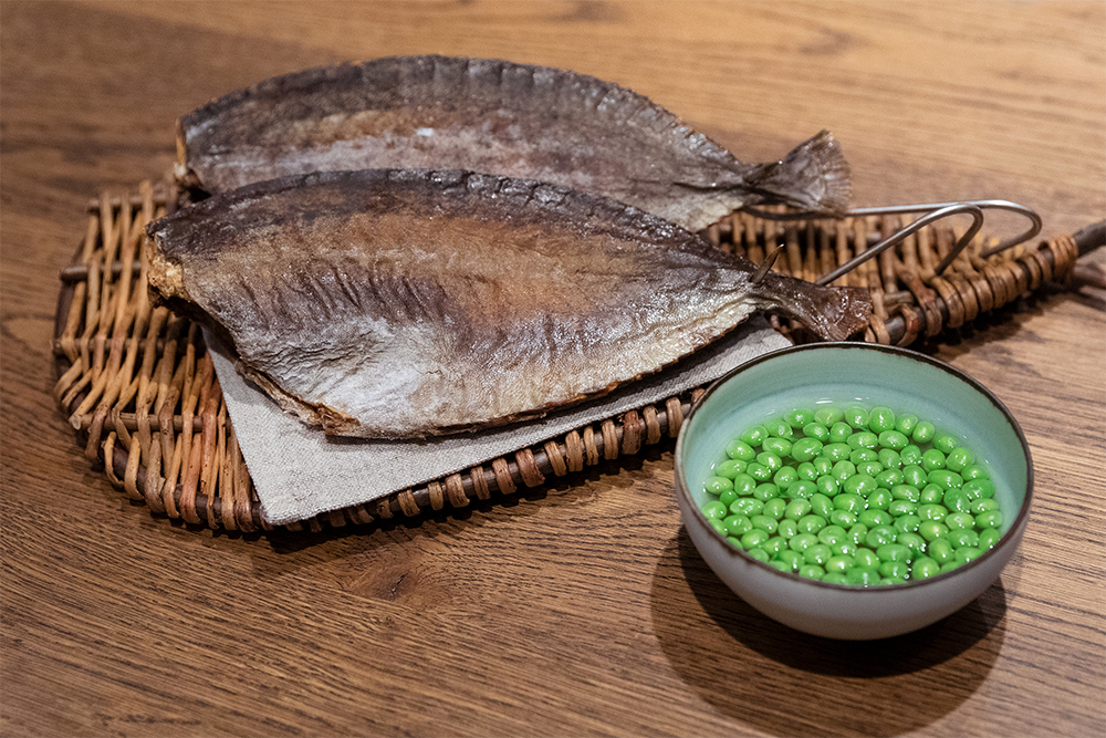 燻した干しアイゴを、アイゴのフォン（生のアイゴの骨やアラと野菜から作る）で煮出してスープにする。スナップエンドウの実を浮かせて。