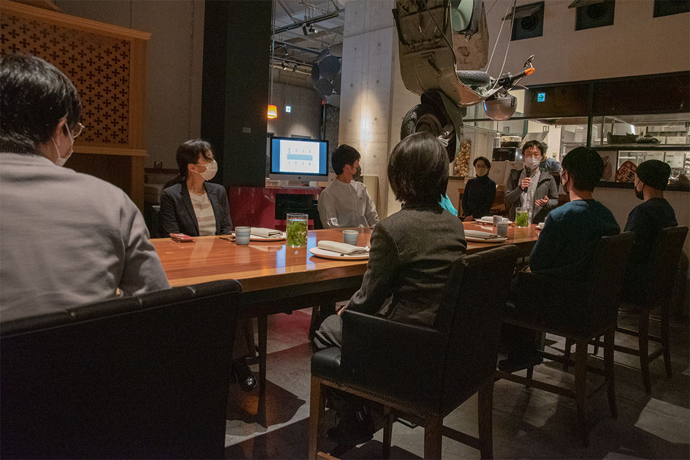 海藻の現状と可能性、そして自社の取り組みを知ってもらうため、料理人やジャーナリスト、研究者などを招いて招待制の食事会を実施。