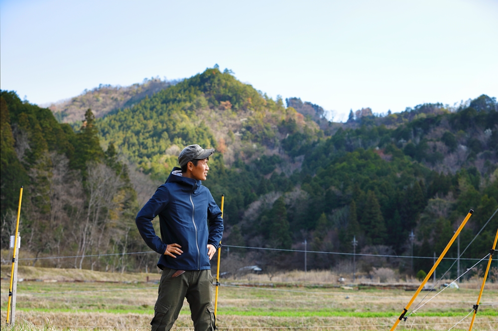 「やがて」は、丹波篠山名産の黒枝豆を有機で栽培、耕作放棄地で鯉を飼育、獣害対策やコンパニオンプランツ（共存作物）として活躍するハーブの栽培、バラの有機栽培、養蜂などに取り組んでいる。