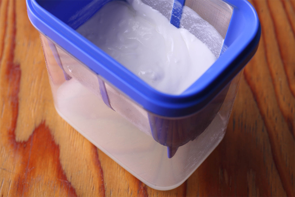 ヨーグルトを６時間以上かけて、メッシュタイプのザルで漉す。１パックで約100mlとれる。 [２] 牛乳を温める