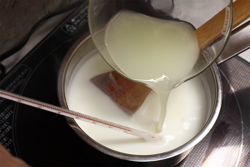 [４] ホエーを加える