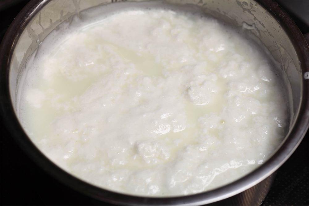 表面を大きな塊が覆うくらい凝固が進む。 [７] ザルですくう