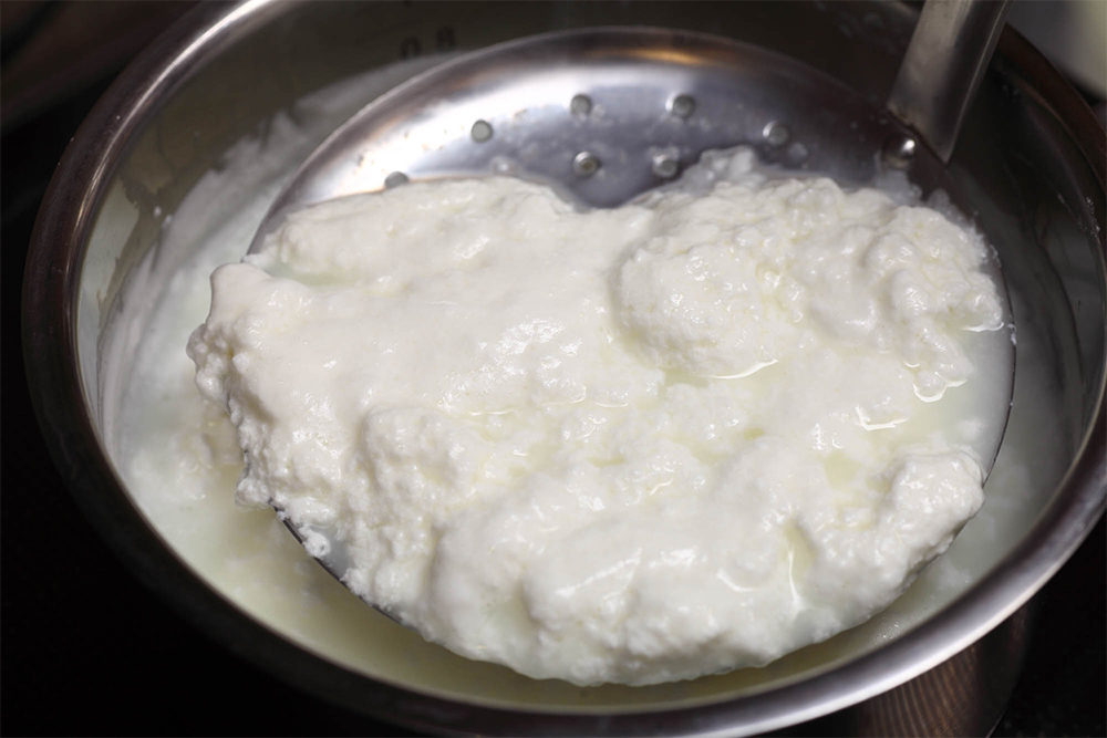 [７] ザルですくう