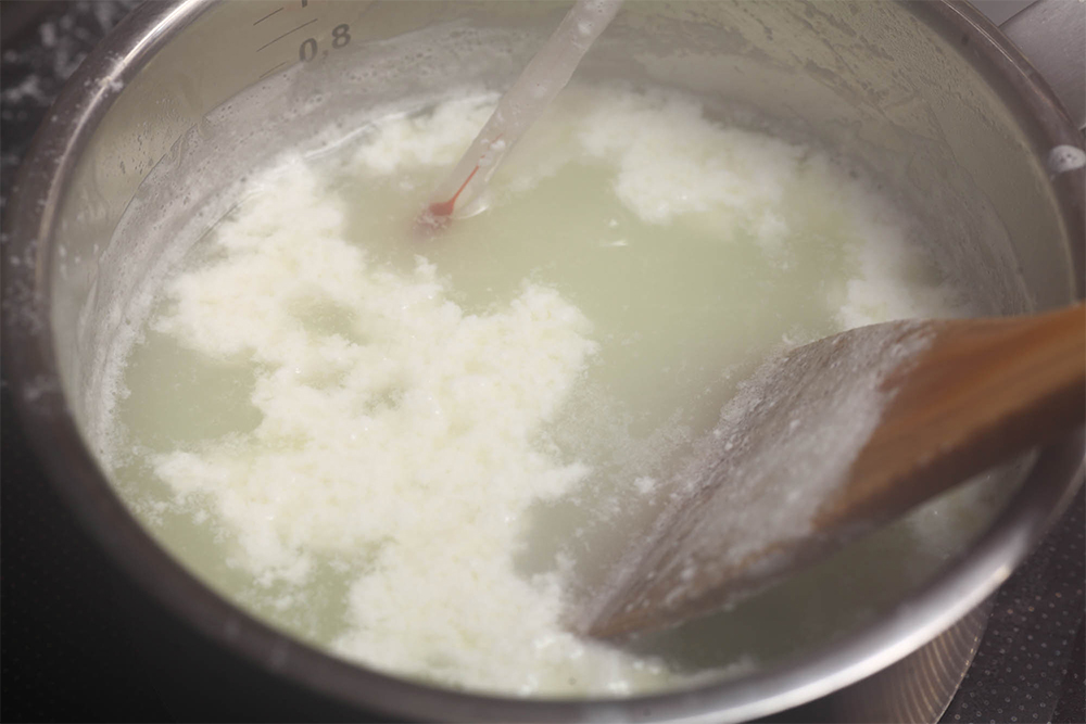残った液体が白濁していたら再度85℃に調節し、ホエーを少量加え、塊をすくう。 [９] 完成