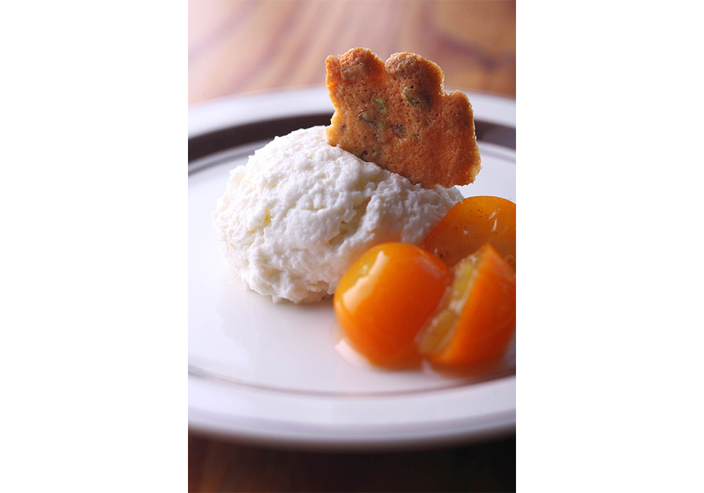 リコッタレアチーズケーキ・・・リコッタチーズの味をダイレクトに味わえるデザート。メレンゲをしっかり泡立てて、ふわっとした食感に。アクセントにコリアンダーを効かせたキンカンのコンポートを添えて。