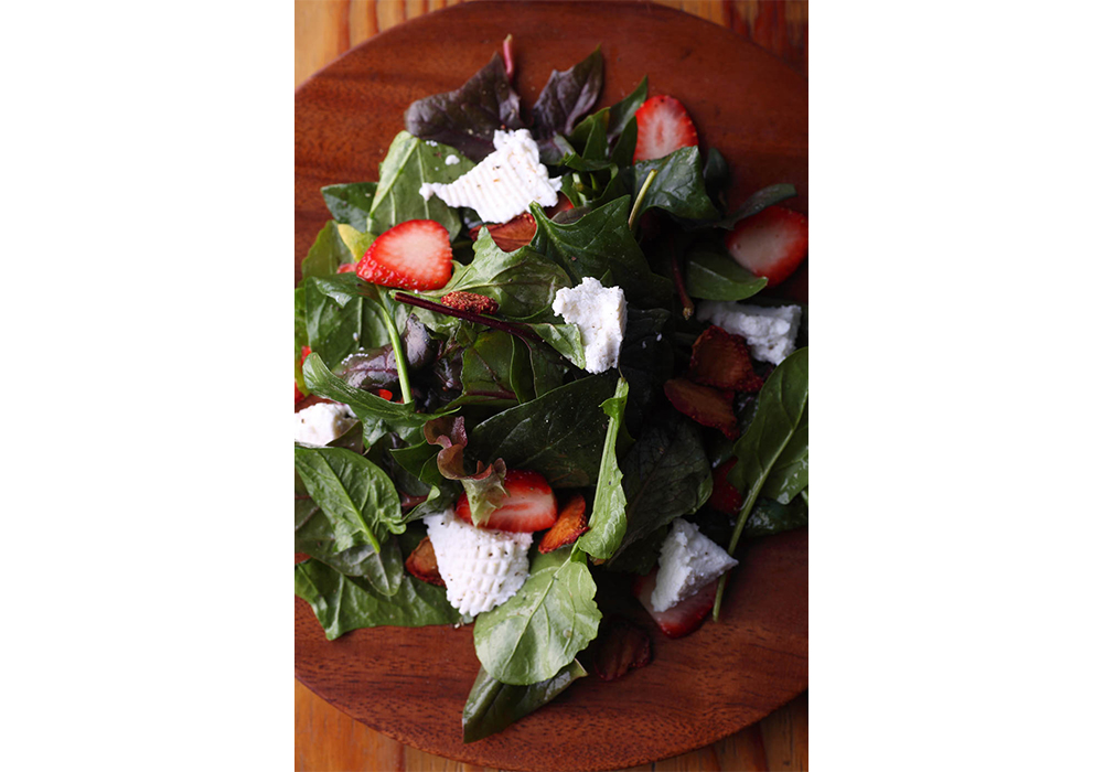 イチゴとリコッタのサラダ・・・ドライイチゴとフレッシュイチゴと葉野菜を白ワインビネガーで和えたフルーティなサラダ。イチゴの濃い甘味と葉野菜の苦味がベストマッチ。
