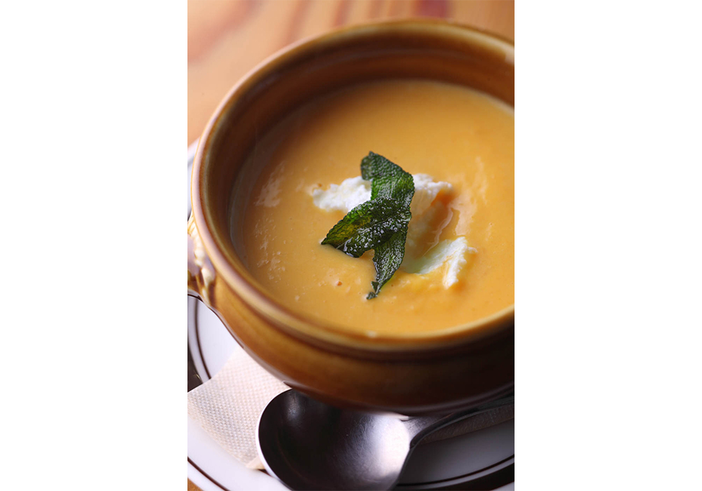 バターナッツカボチャとリコッタのポタージュスープ・・・１時間かけて水から煮たニンジン、タマネギのブイヨンと蒸したバターナッツカボチャを合わせてミキサーへ。リコッタは盛り付けの最後に加えて、崩さないようにすると、味がしっかり主張する。