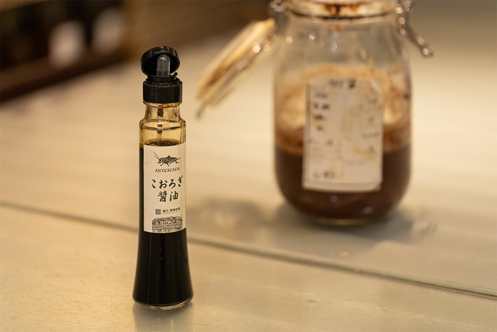 手前がコオロギ醤油、奥に見えるのは熟成させたイナゴ醤。