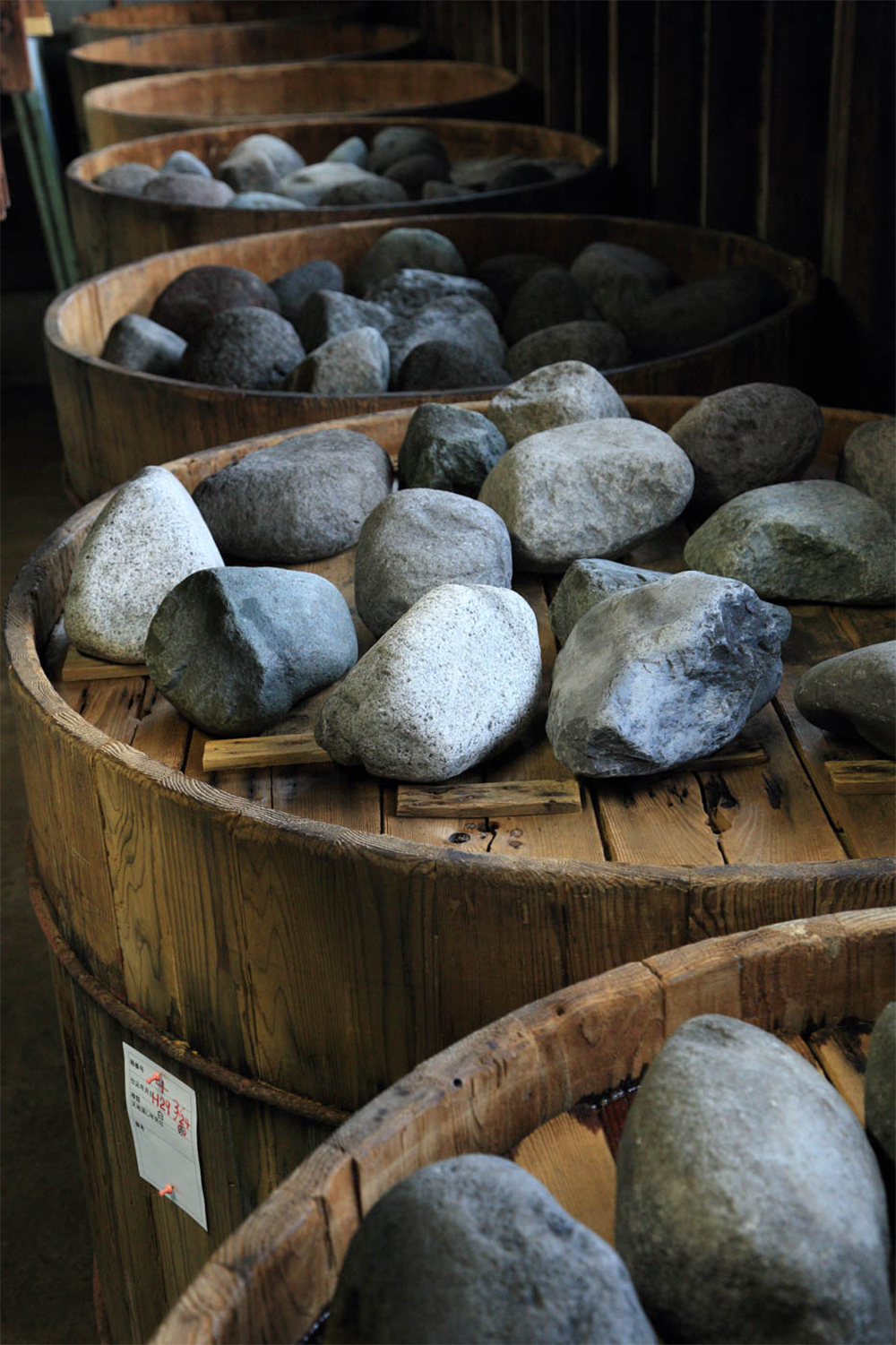 発酵により発生するガスで味噌が膨れないよう、重石で押さえる。