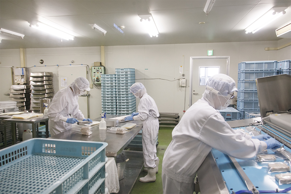 厳重に仕切られたテンペの製造現場。中への立ち入りは専門の作業員のみ。菌の性格は違うため、納豆菌と混ざらないよう製造場所もスタッフも分けている。