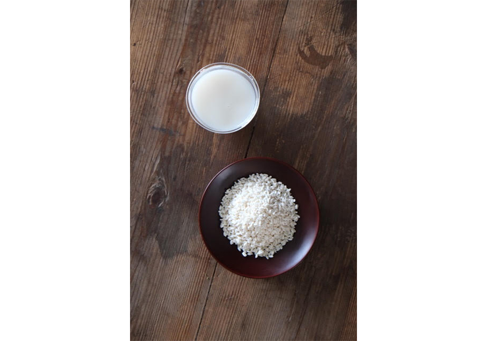 甘酒は、フルーティーな香りと透き通った味わいが印象的。糖度約40度、濃厚甘酒の素として通信販売も（900g/1000円）。水で倍に薄めて飲めば約15杯取れる。