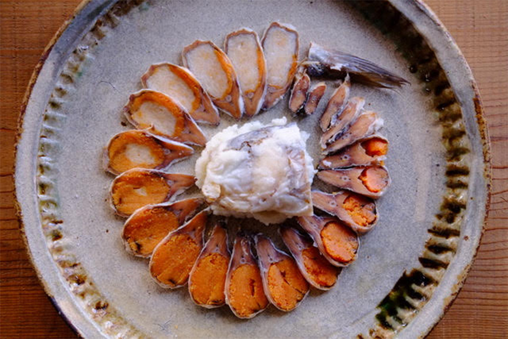 夏は鮒ずしの漬け込みの最盛期。ニゴロブナの雌（子持ち）は白米を用いて乳酸発酵させる。「卵がないオスは米のプチプチした食感も楽しんでほしい」と玄米で仕込む。