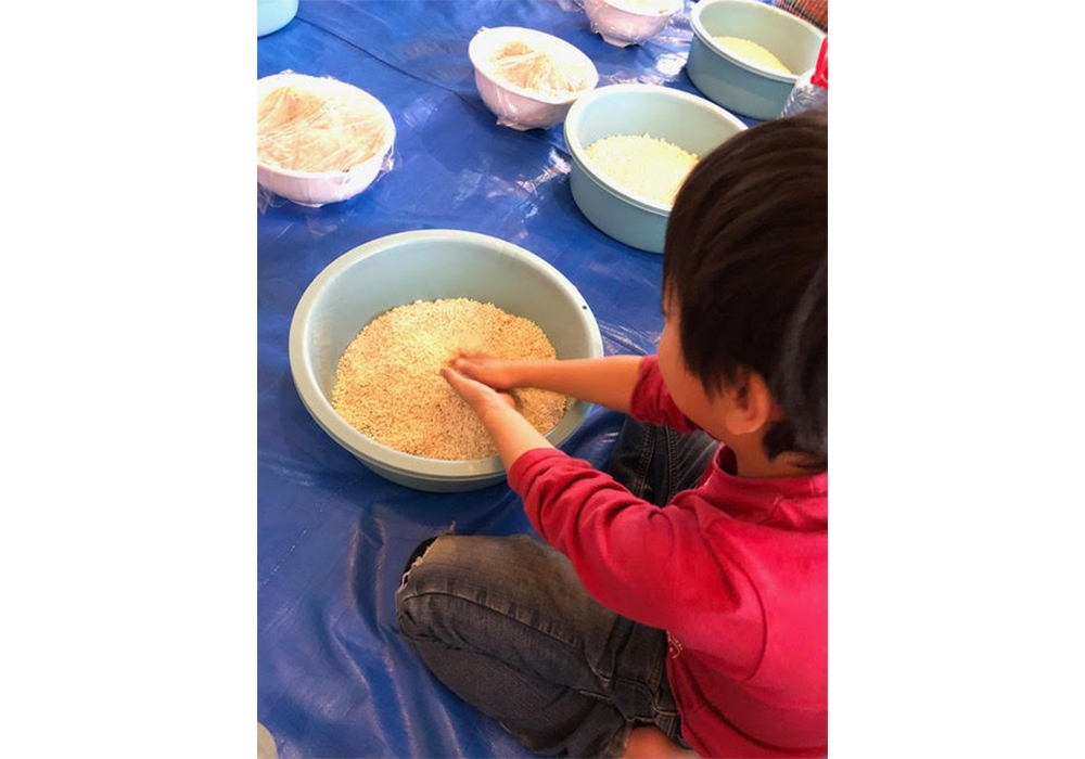 「地域の年中行事のひとつ、味噌作りが見直されてきています」と池島さん。この時期を楽しみに訪れる客も多い。開催日はサイトで確認を。