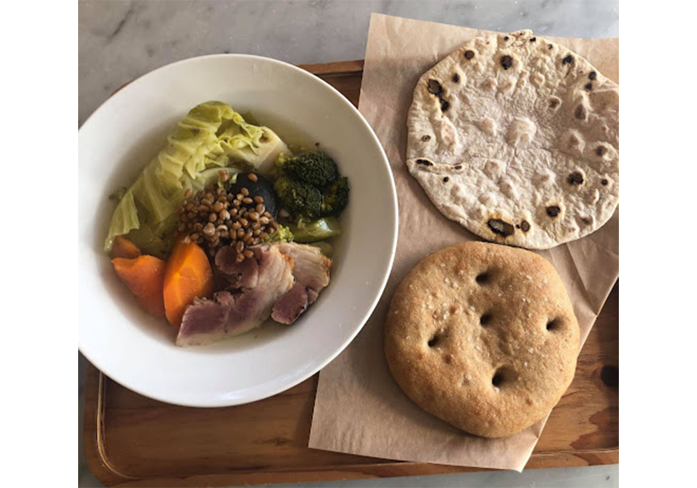 生徒たちが自ら焼いた発酵パンと無発酵パン。地元産の野菜で作ったポトフと共に。