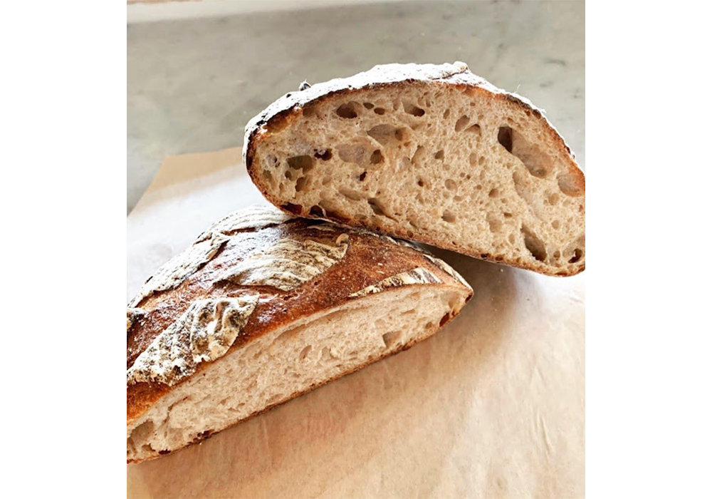 神山産小麦を石臼で自家製粉して20％配合した「神山カンパーニュ」。