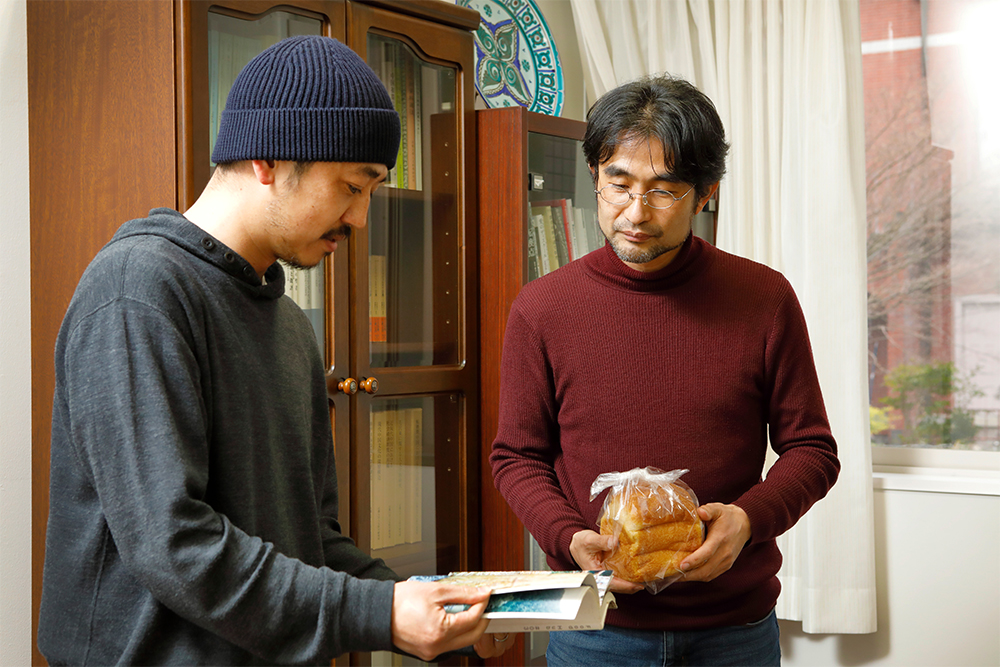 復刻版『神山の味』を藤原先生に見せながら解説する。