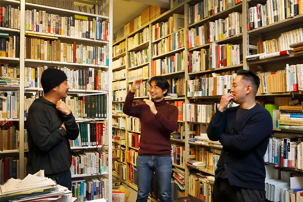 藤原先生の研究室で。本棚に圧倒されつつ語り合う。