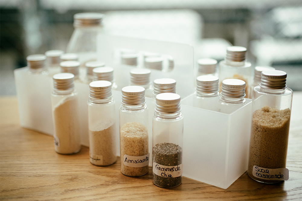 常に持ち歩く粉のサンプル。米粉、片栗粉、ひよこ豆粉、アーモンドパウダー、キヌア、ソルガムきび、サイリウムハスクなど。デモンストレーションでは、受講者に粉を触らせて、感触を確かめさせる。素材に近づくために大切なこと。