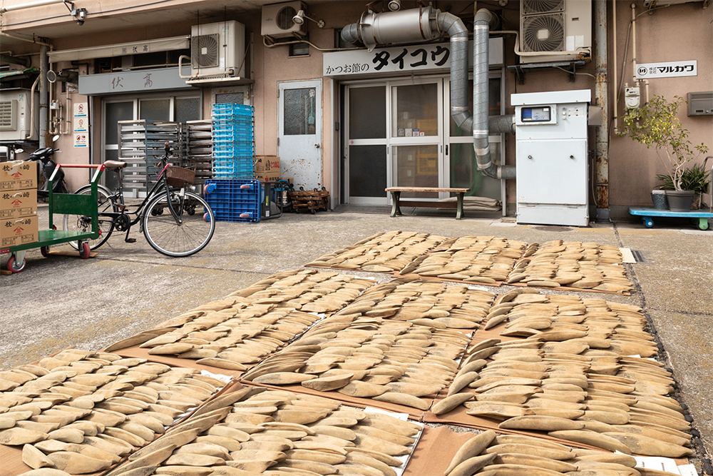 東京鰹節類卸商業協同組合（1887年設立）に加盟する89の鰹節問屋が入居した「東京鰹節センター」の１階にタイコウはある。