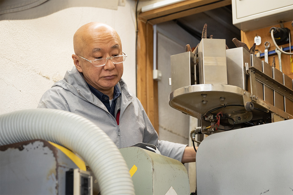 硬質で削りに技術を要する本枯節は稲葉社長自ら腕をふるう。削り易く熱して削る問屋が大半である中、タイコウでは加熱せずに削る。