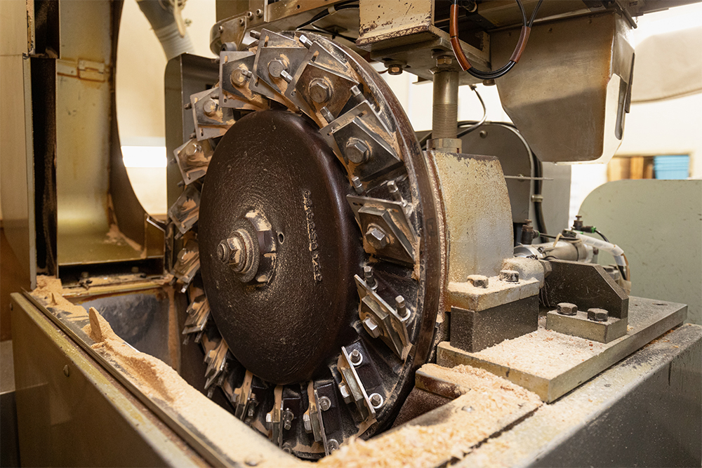 たくさんの刃が付いた削り器。切れ味が生命線なので最大で100kg削ったら砥ぎに出す。