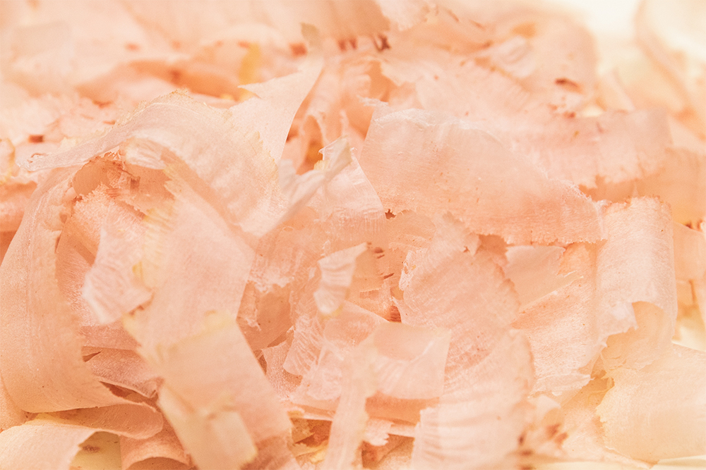 透き通ったピンク色の削り節。赤みを帯びた色合いは加熱せずに削ればこそ。