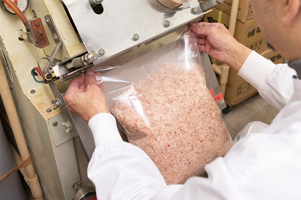 削りたてを酸化しないように速攻でガス置換して袋詰め。