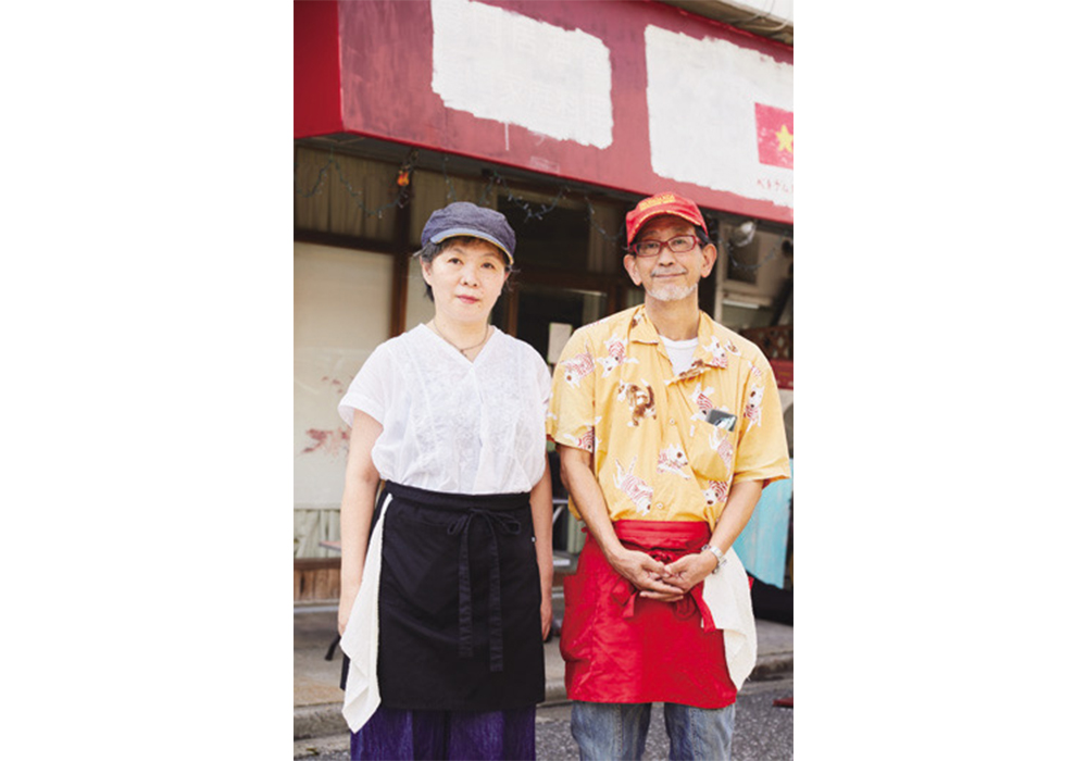 店主・中塚雅之さんと森泉麻美子さん。森泉さんは、ライター・料理人・ベトナム料理研究家。大学時代にベトナム料理に興味を持つ。出版社を経てフリーのライター兼編集者に。料理人の夫、中塚さんが六本木「べトナミーズシクロ」料理長になり、ベトナムに通うように。2007年「オーセンティック」を開店。共著に『絶対食べたいベトナムごはん』（産業編集センター刊）がある。現在、浅草店と松戸店で不定期営業中。詳細は問い合わせを。