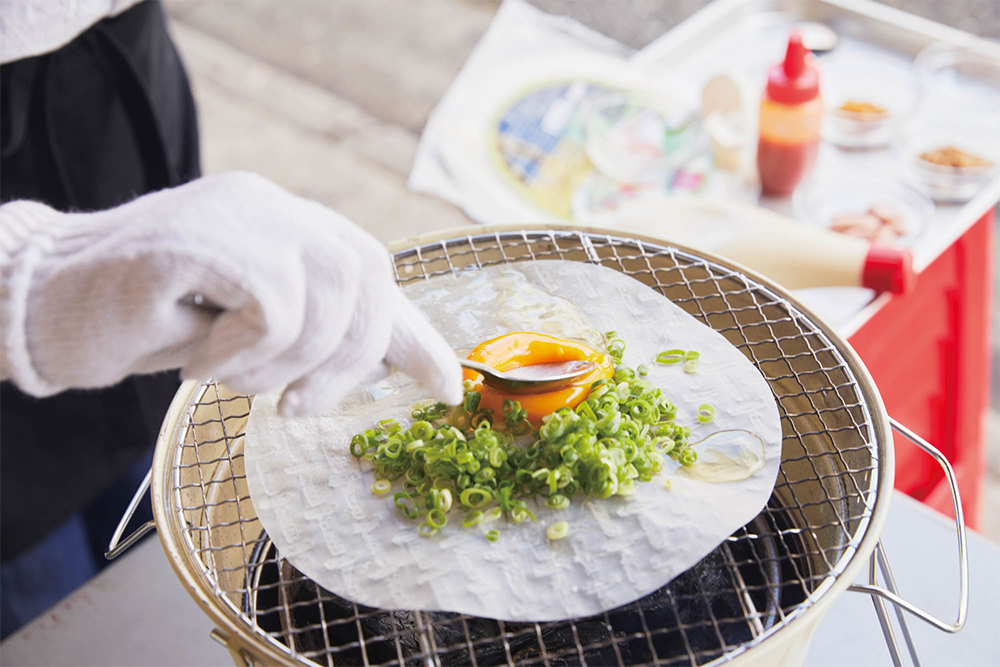 網にのせ、素早く卵を割り入れる。卵をスプーンの背で軽く潰しながら全体に広げる。こぼれ出ないよう注意。 [３]残りの具材をのせる