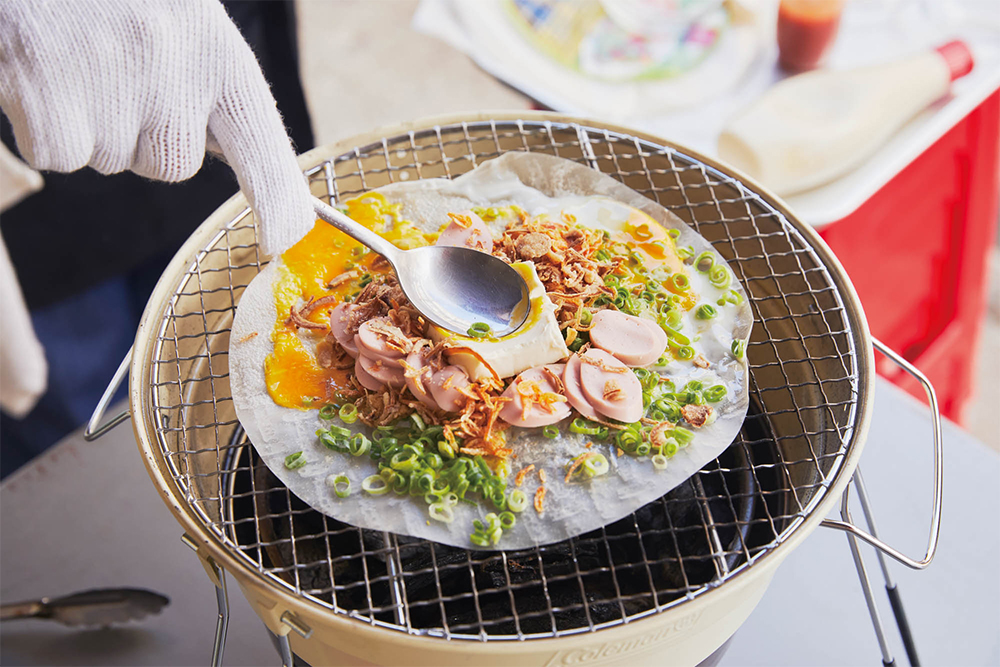 魚肉ソーセージを散らす。クリームチーズをちぎってのせてスプーンで広げ、残りの材料をのせる。 [４]全体を香ばしく焼く