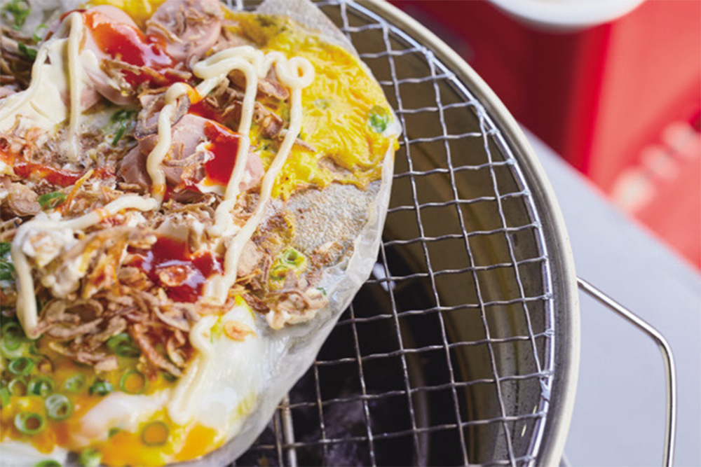 写真のように、ペーパーの端がパリッと色づいたら完成。網から下ろし、筒状に巻いて食べる。