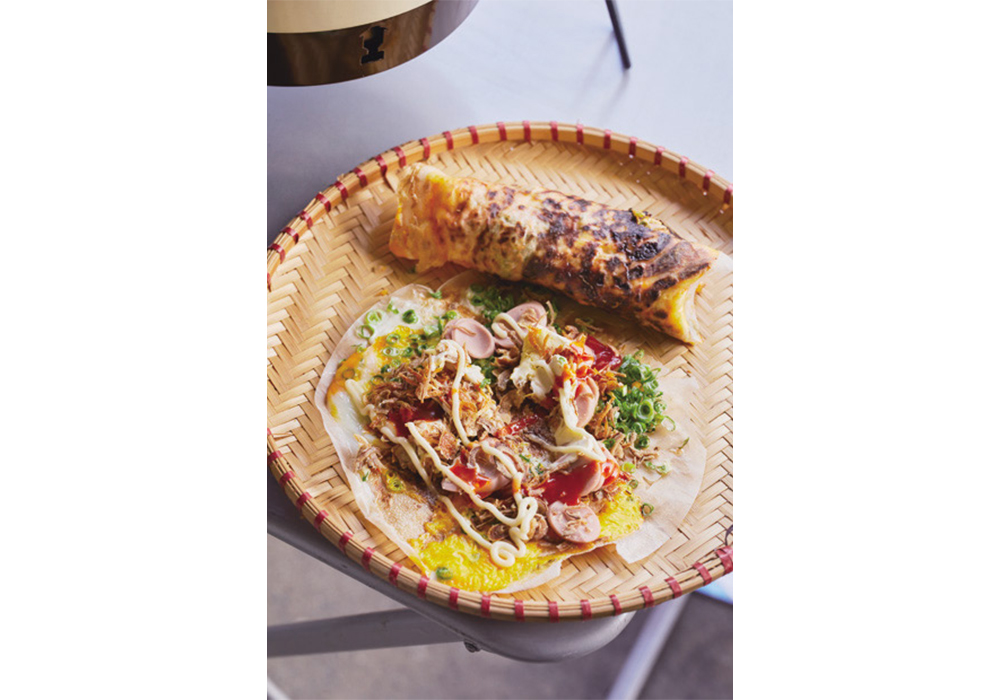 １枚丸ごと、くるりと巻いて豪快にかじりつこう。