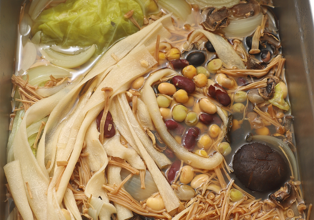 蒸すことで食材同士がぶつからず、澄んだスープがとれる。 ［５］漉す