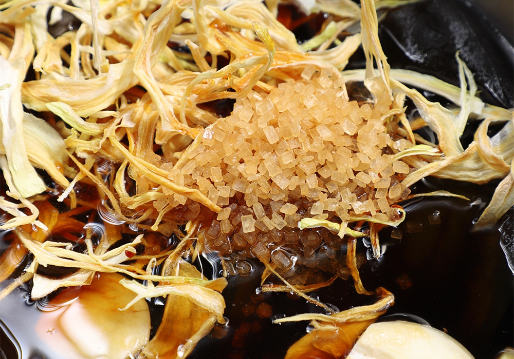 鍋にみりんと酒を入れて中火でアルコールを飛ばし、水出ししただし、残りの材料をすべて加える。 ［２］沸騰させない