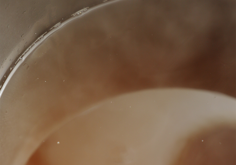 沸騰直前で火を止め、そのまま粗熱を取り、ザルで漉す。