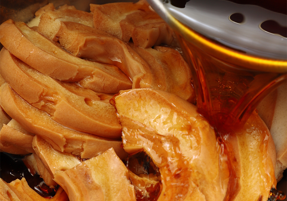 車麩を両手で挟んで水気を絞る。バットにＡを合わせて車麩を浸し、味を含ませてから片栗粉をまぶす。