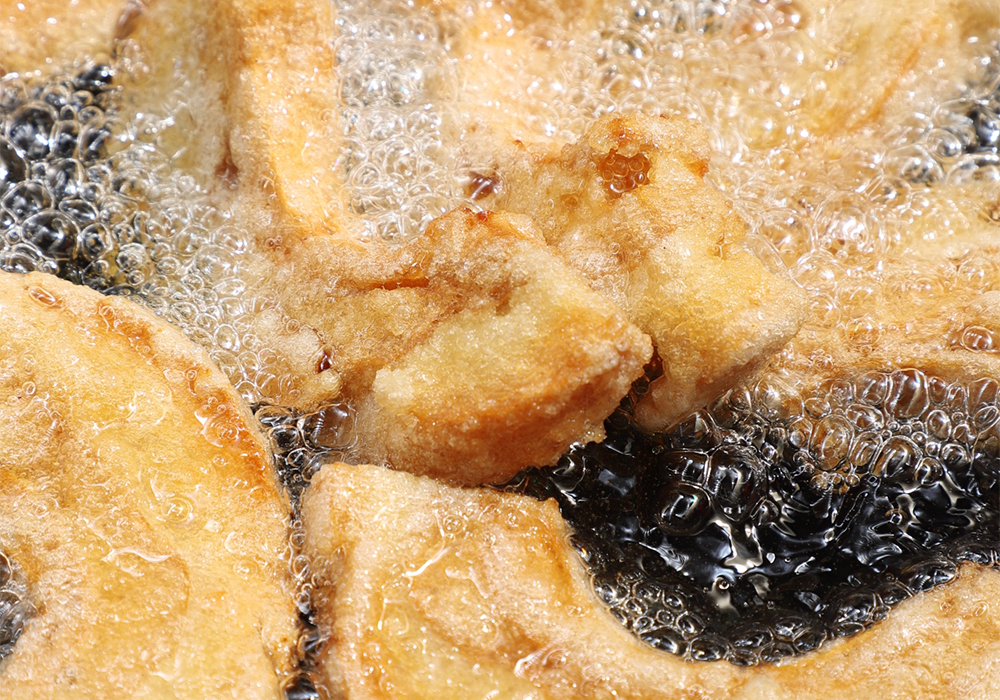 約170 ℃ で１を加え、こんがり色づくまで揚げる。 ［４］たれで煮る