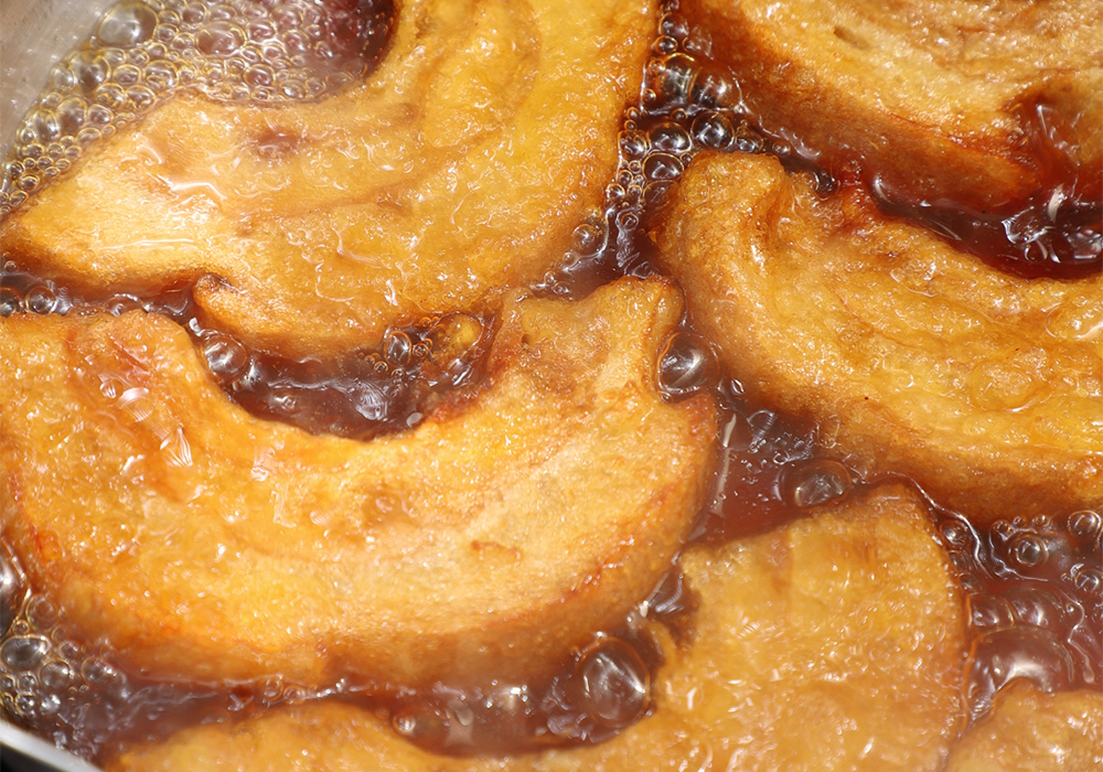 残った１の漬け汁を鍋で温め、３を加えて軽くに含ませる。