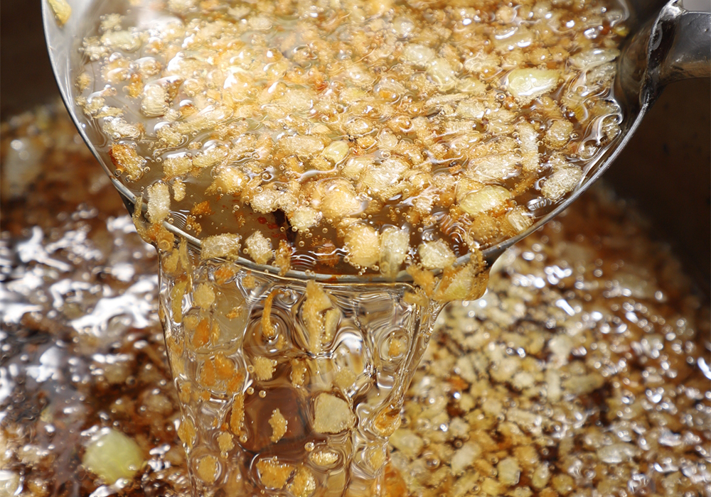 表面がふつふつしてきたら弱火にし、タマネギがキツネ色になるまでゆっくり火を通す。