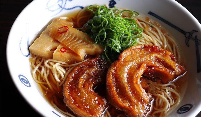 「麺屋武蔵」の骨太・ヴィーガン醤油ラーメン02【車麩の角煮・甘辛メンマ・香味油～仕上げ編】