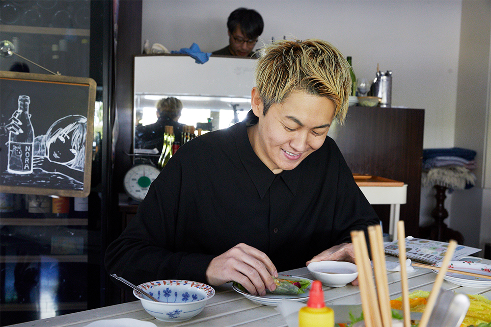 野堀貴則さん。休日は独りでも食べ歩く、外食好き。