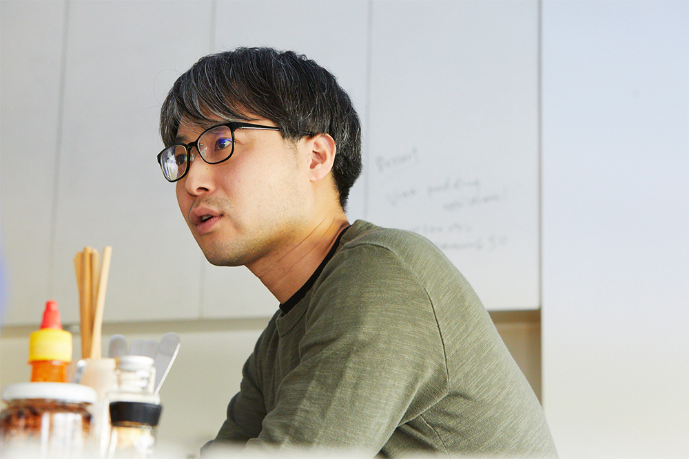 菅原勉さん。店への通勤は、使い古したママチャリで通う。