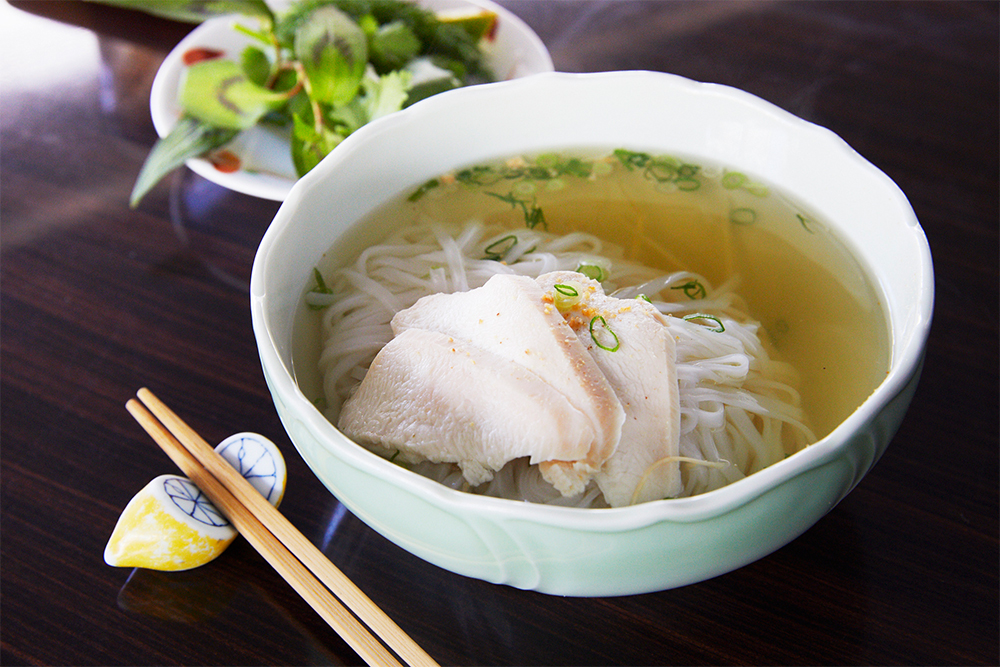 フォーには、ライムと米酢、両方をかけて味を締める食べ方が、菅原さんのお勧め。