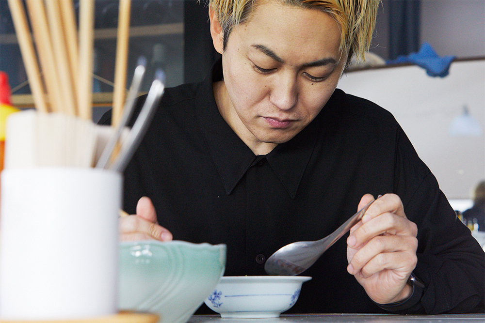 「旨いなぁ。米酢を加えるとまたガラリと味が膨らむ」とフォーを食べる野堀さん。