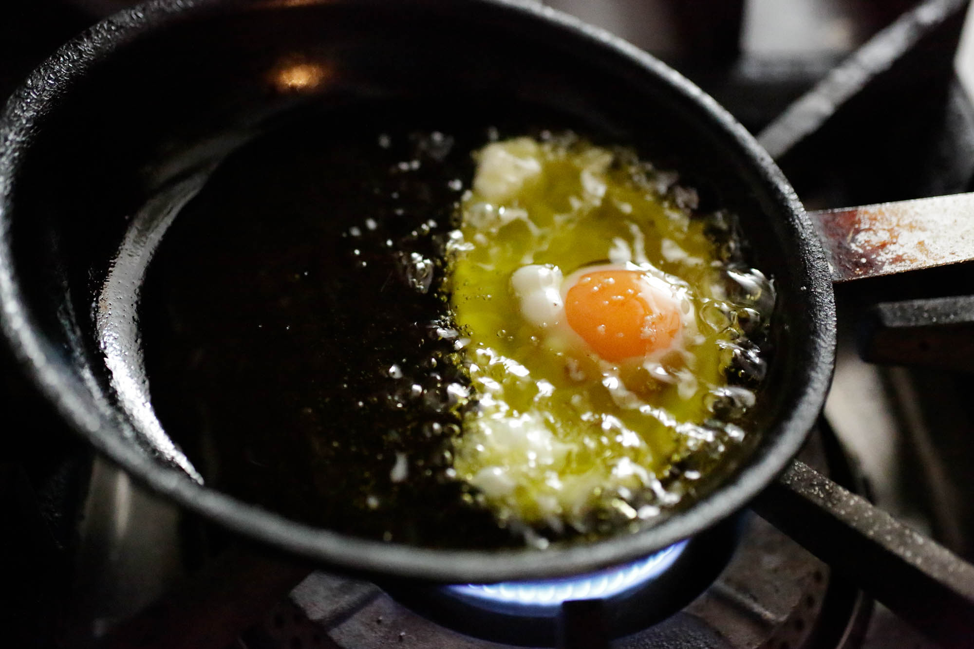 スペイン式味づくりのコツ！　 目玉焼きは、たっぷりのオリーブ油で“揚げ焼き” レスキューレシピ【卵編】