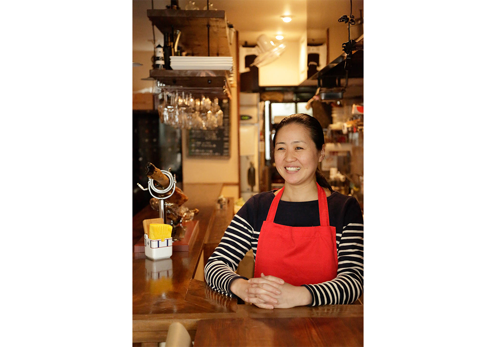 1974年、愛知県出身。大学在学中にスペインへ２年間、語学留学。2001年、サン・セバスティアンの「ルイス・イリサール」料理学校に入学。卒業後１年半、カタルーニャとパンプローナで働き帰国。2016年８月現在の店をオープン。「フードロス対策は日々の大きな課題。小さなお店なので仕込み過ぎない様に心がけています。お客様の食べ残した料理は保存袋をお渡しして持ち帰っていただくこともありますが、梅雨時など慎重に対応しなくてはと思います」