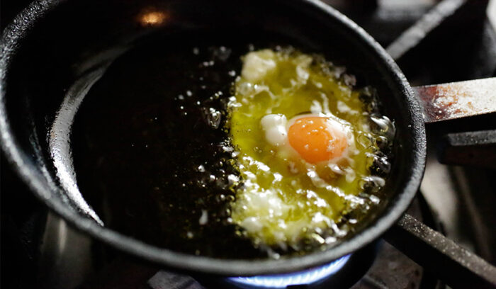 目玉焼きは、たっぷりのオリーブ油で“揚げ焼き”