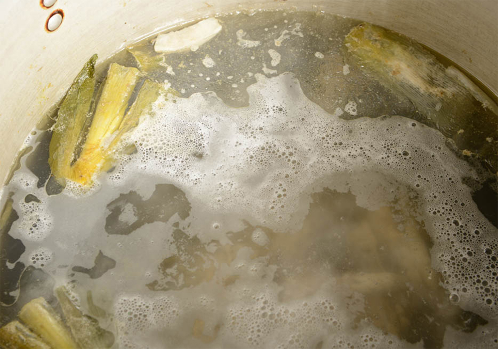 *鶏を水、ショウガ、ネギ、酒で５分沸かし、短時間で茹で鶏スープを作ることができる。