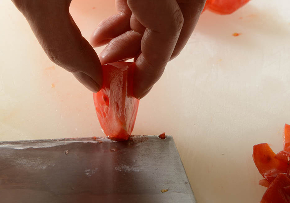 ヘタとは逆の方から、皮と実の間に包丁を入れる。